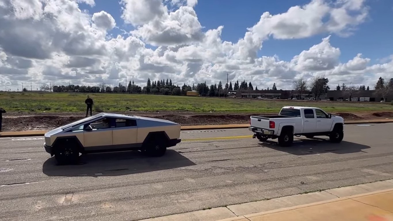 Tesla Cybertruck змагався з Chevrolet Silverado на трасі — що з того вийшло