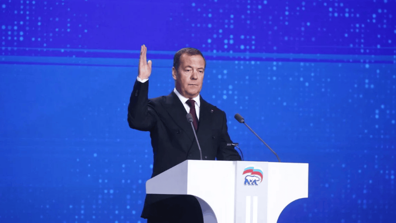 Психиатры ждут — кремлевский алкоголик Медведев сделал новое заявление об Украине