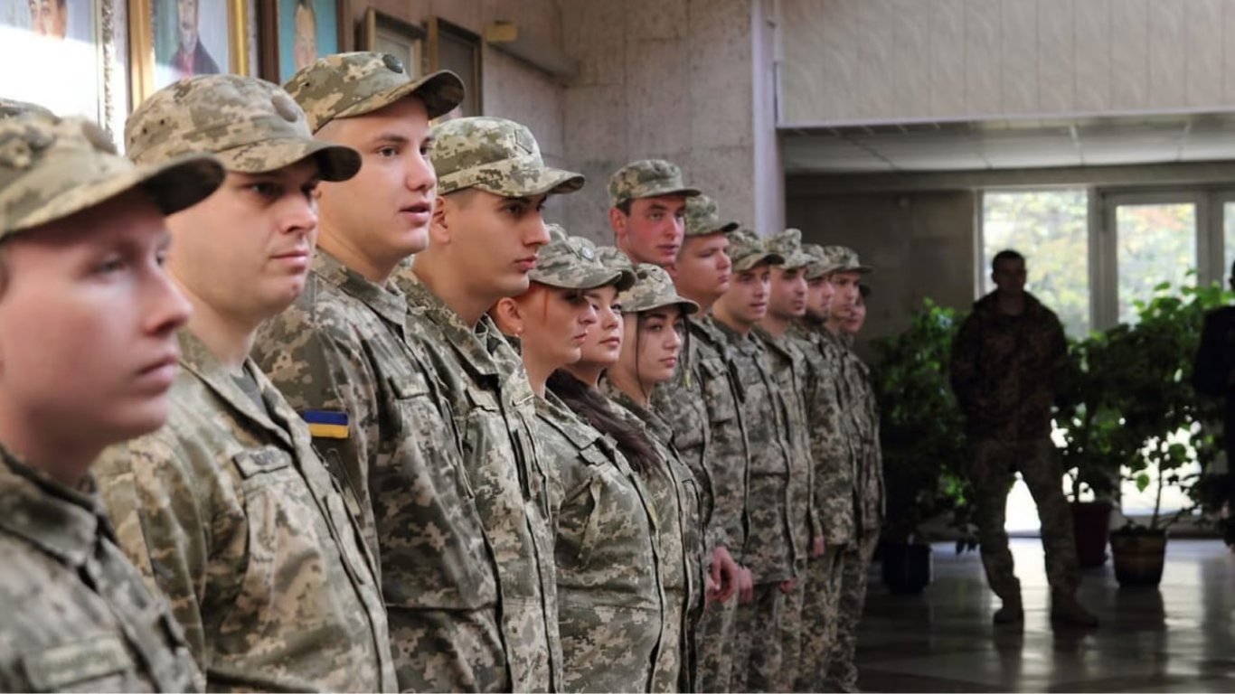 Военный юрист ответил, что влияет на решение многих пойти служить в ВСУ