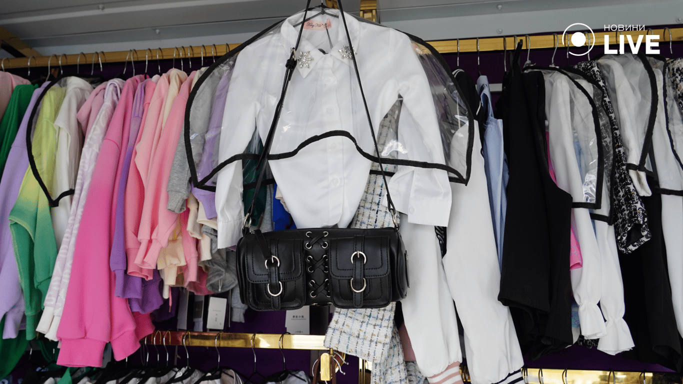 Школьная форма на витрине. Фото: Новини.LIVE 