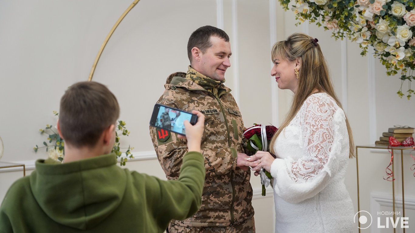День святого Валентина в Києві: боєць ЗСУ відсвяткував весілля