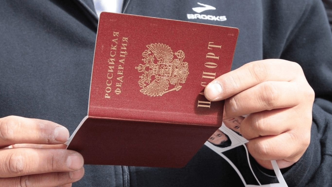 В Херсонской области оккупанты заставляют получать российские паспорта