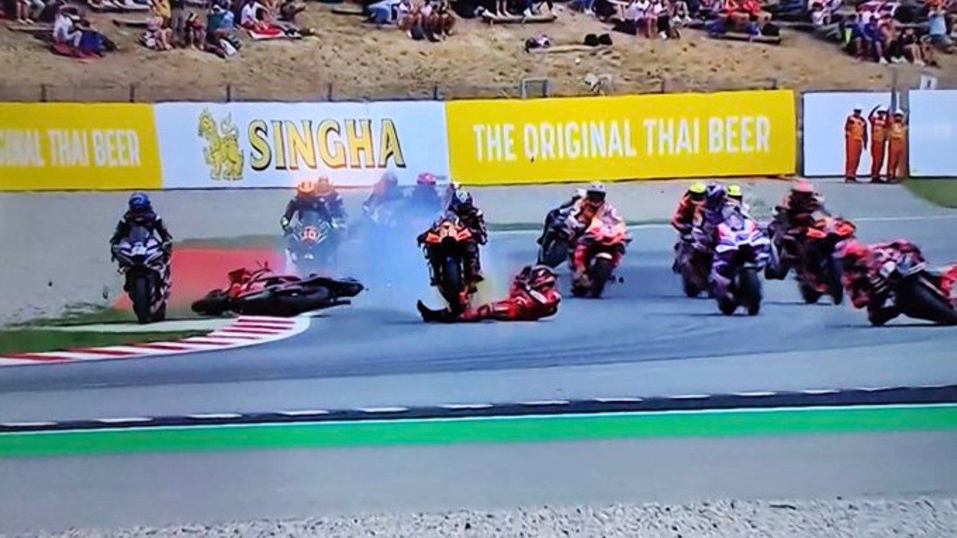 Мотоцикл переехал гонщика: видео жуткой аварии на MotoGP