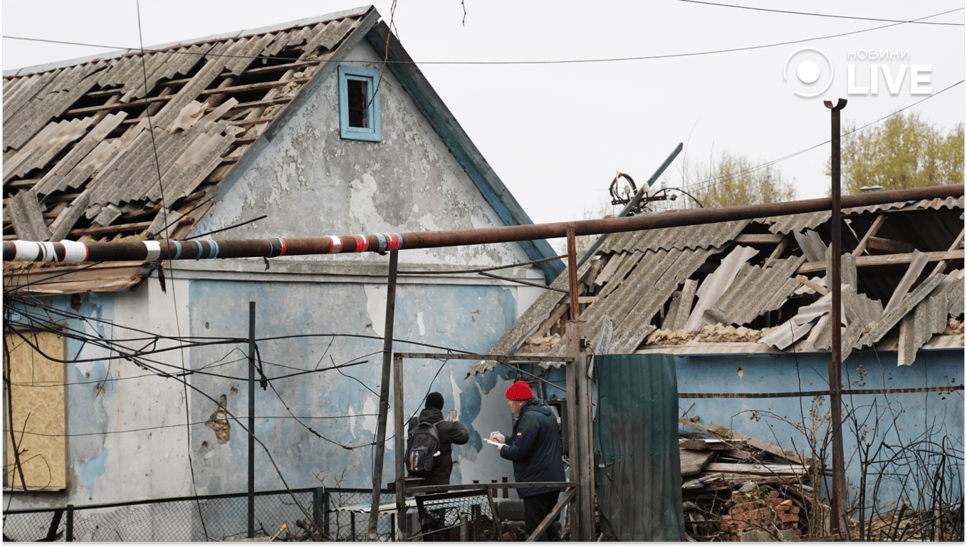 Пошкоджені вибуховою хвилею житлові будинки. Фото: Новини.LIVE/ Юлія Браславська