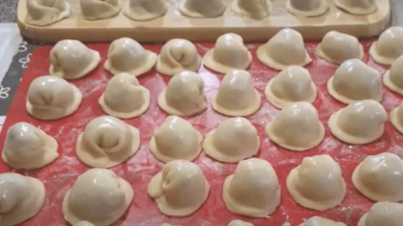 Соковиті пельмені, рецепт ідеального тіста та начинки з фаршем