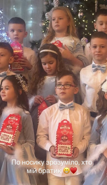 Брат Аліни Гросу (в окулярах)