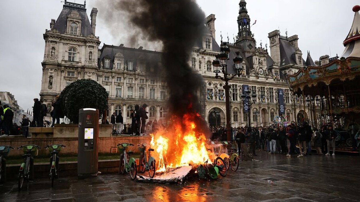 В Париже произошли массовые драки и стычки из-за пенсионной реформы, — СМИ