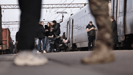 Почему в поезд пускают нетрезвых пассажиров — в УЗ ответили - 285x160