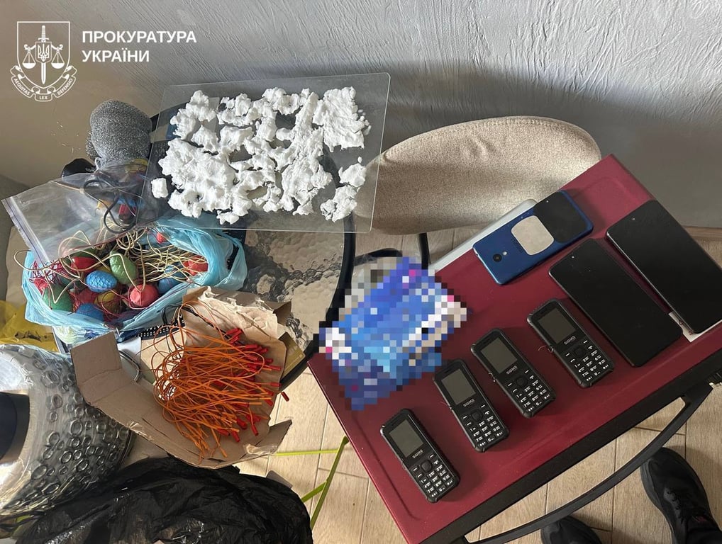 Компоненти для виготовлення вибухового пристрою, вилучені під час обшуку в Харкові