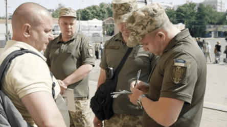 Мобілізація в Україні — чи можуть працівники ТЦК вилучати особисті речі у військовозобов’язаних - 285x160