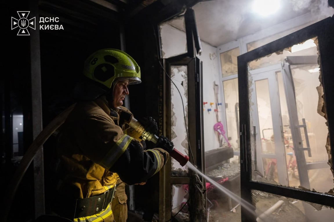 Рятувальники ліквідовують наслідки атаки у Києві 1 жовтня