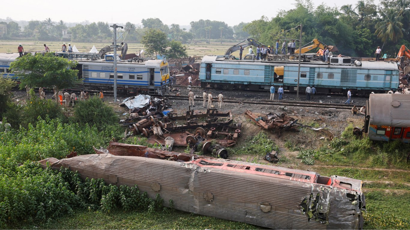 Столкновение поездов в Индии: окончательное количество жертв и причина катастрофы