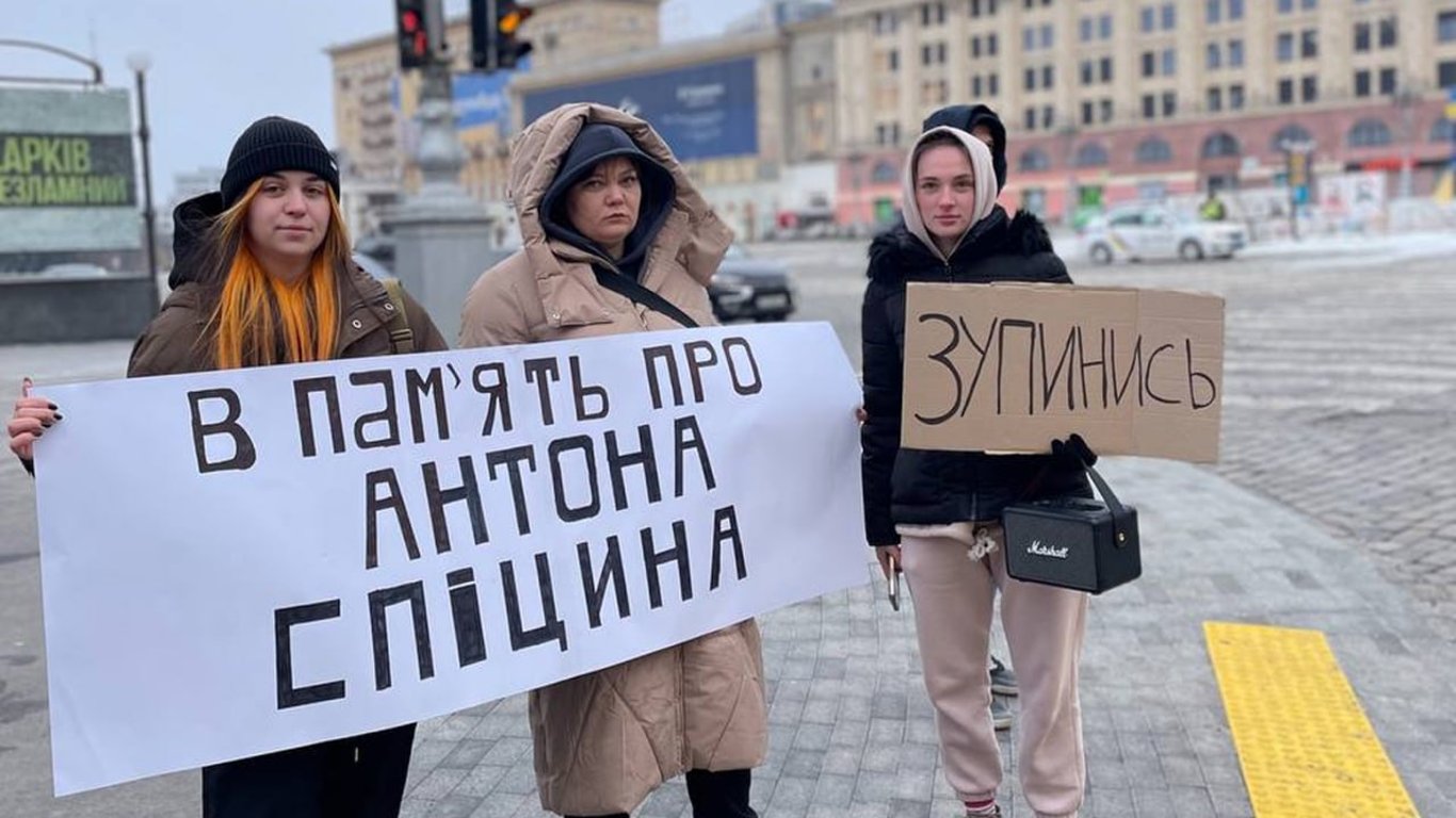 В центре Харькова почтили память павших защитников - фоторепортаж