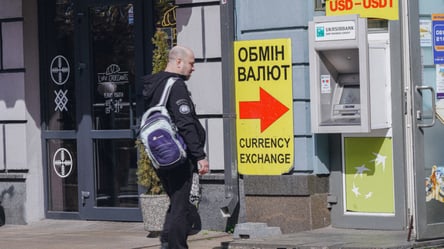 Банки переглянули курс долара в Україні — як змінились ціни на валюту - 285x160