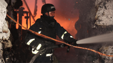 Горять будівлі та авто — перші наслідки атаки РФ на Київ - 285x160