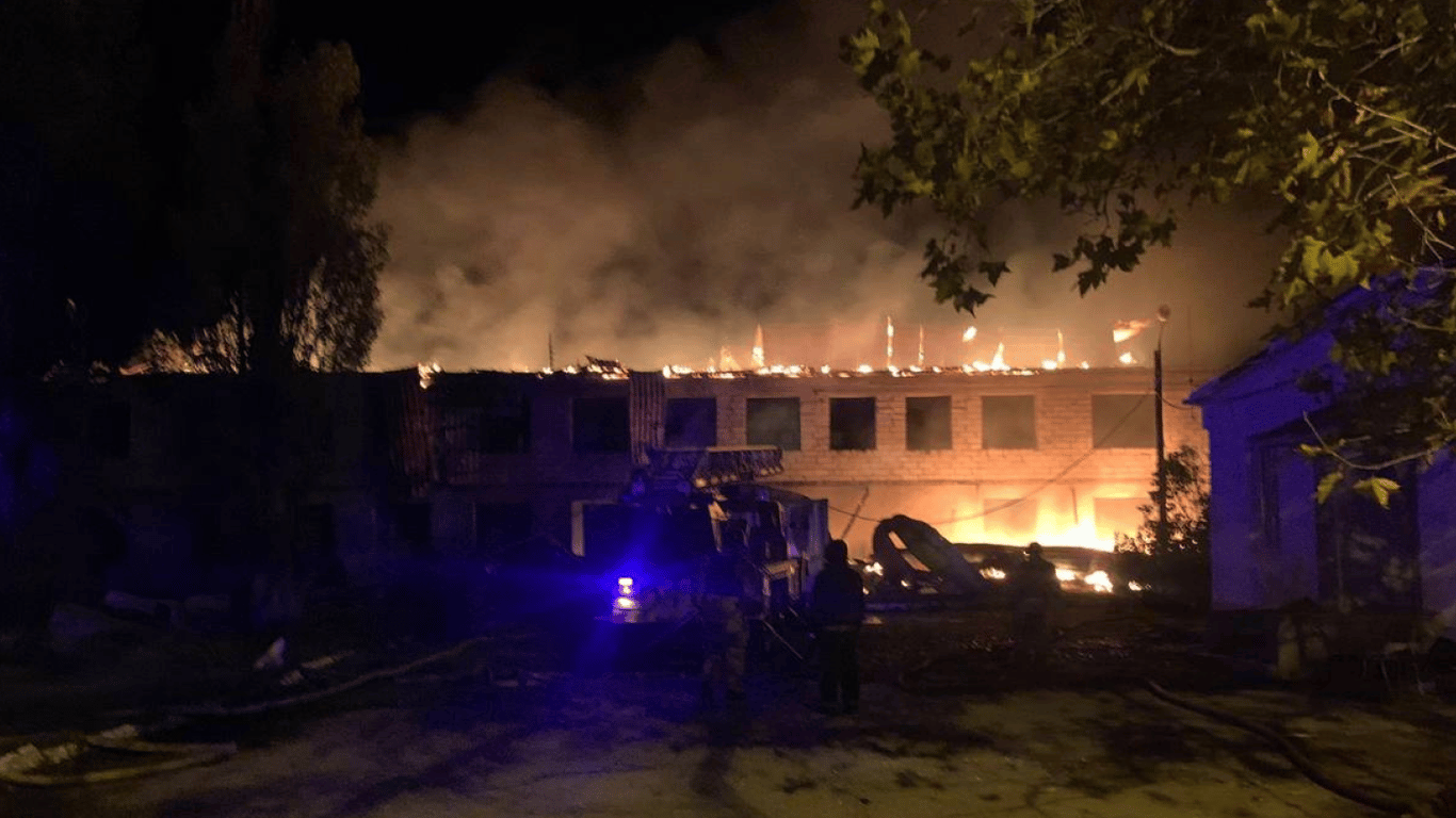 Ночной обстрел Одесчины россиянами — ранены люди, повреждено медучреждение - фото 2