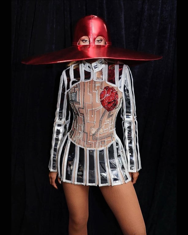 Зроблено в Україні: Бейонсе приголомшила вбранням-трансформером від бренду FROLOV - фото 2