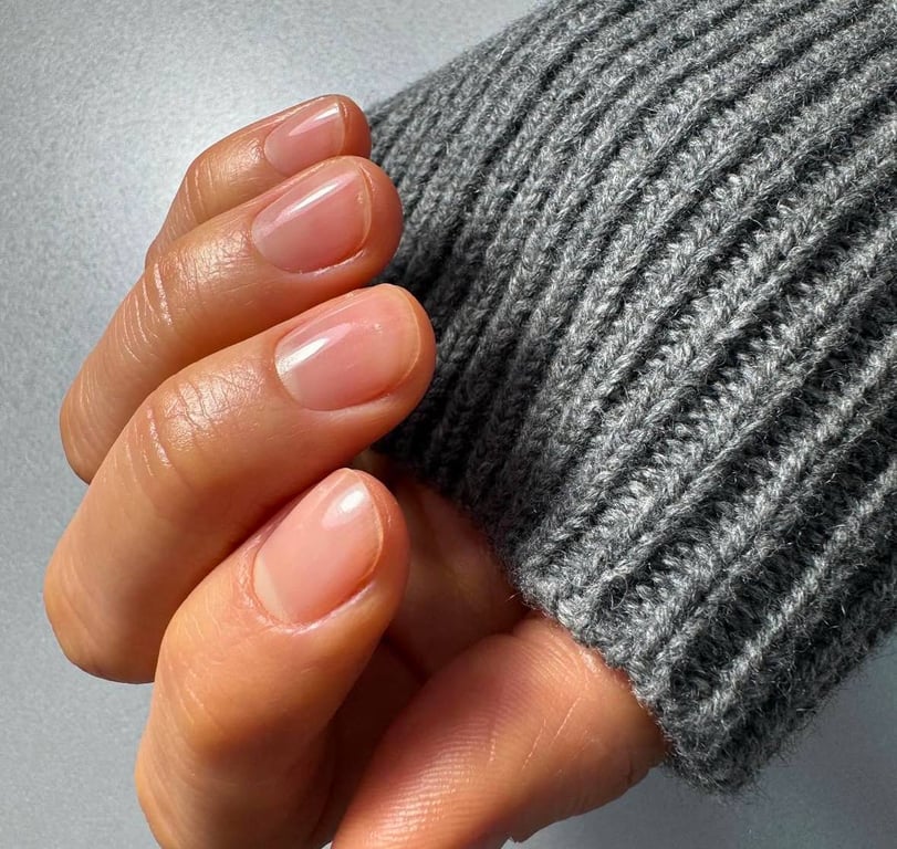 Японский маниюкр имеет естественный вид на ногтях.