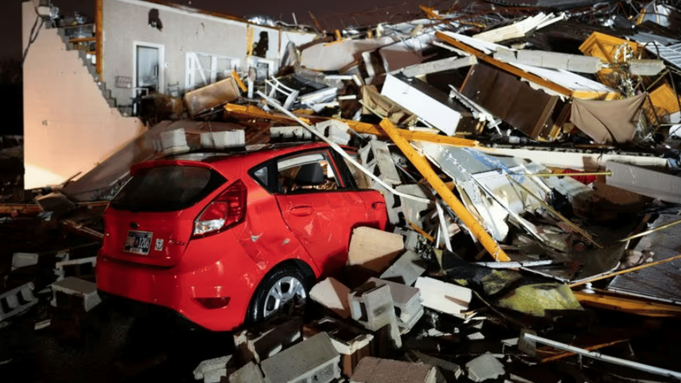 В результате торнадо в США десятки тысяч людей остались без света, есть погибшие