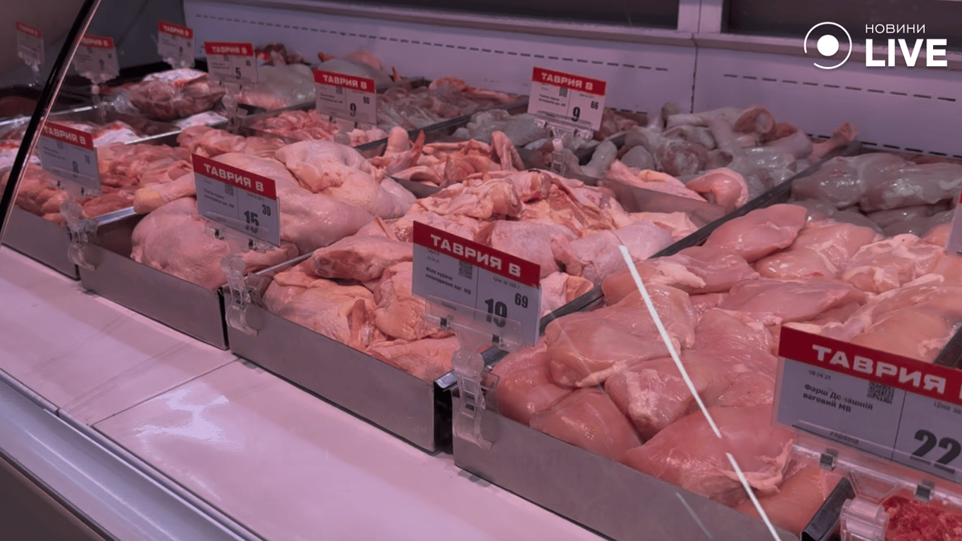 Мясо на прилавках магазину 