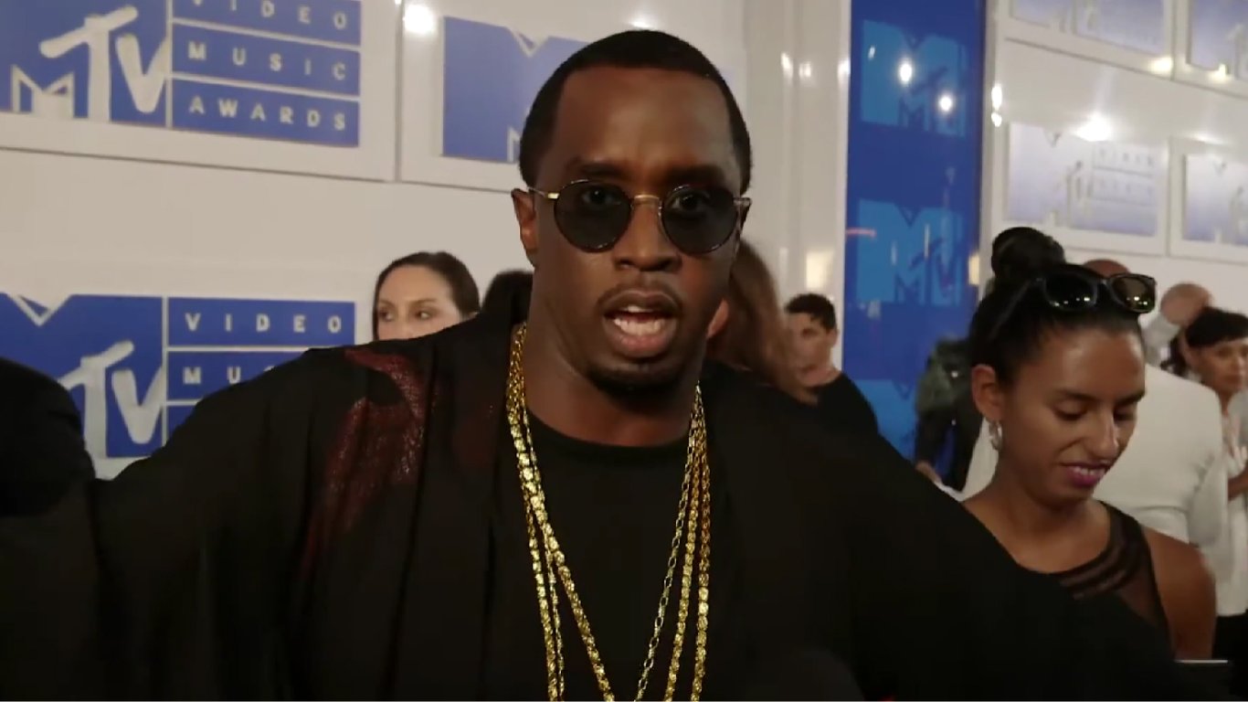 В тюрьме, где содержат P. Diddy, проводят расследование