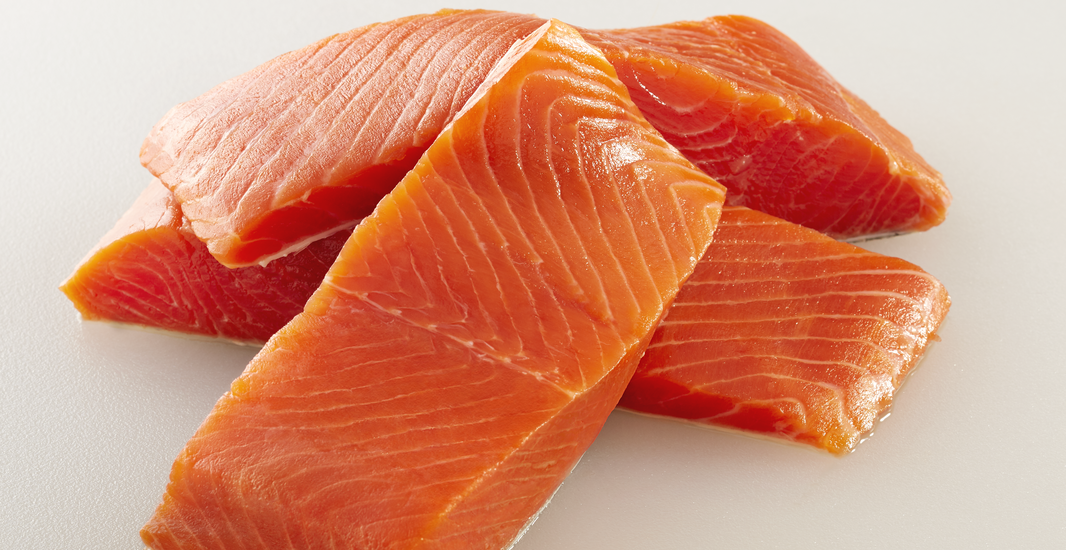 Разрезанный дикий лосось на столе