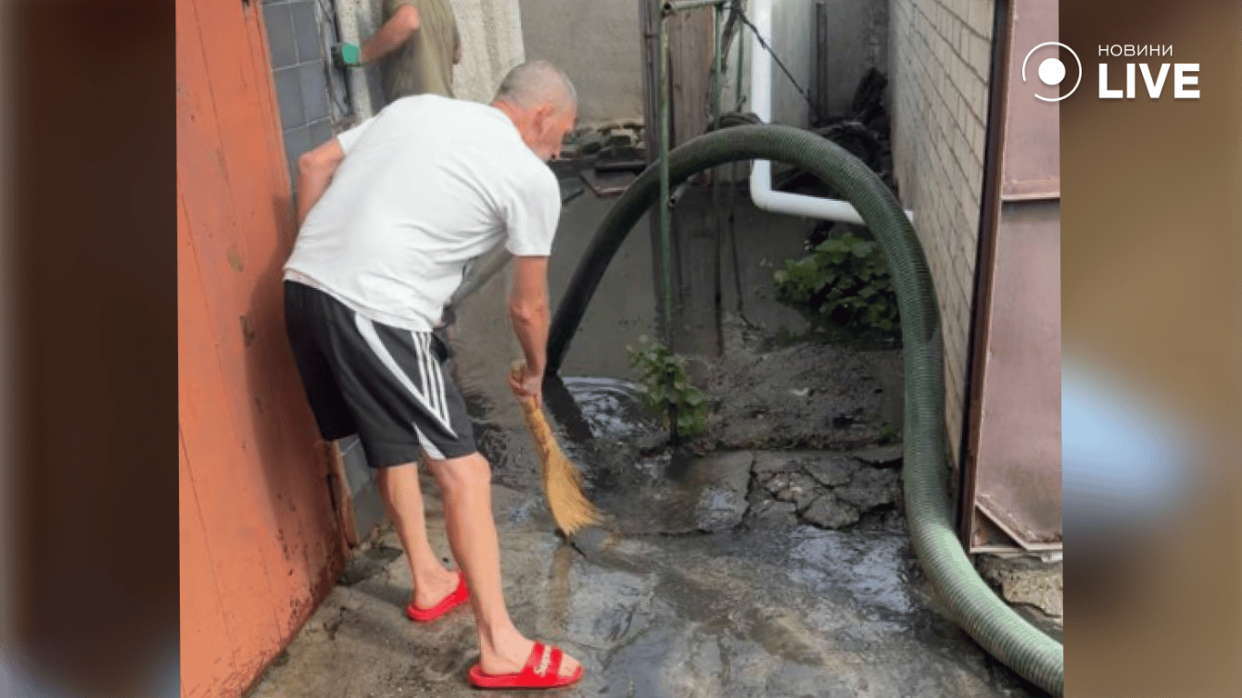 В Одесі подвір'я та будинки затоплює водою з каналізації