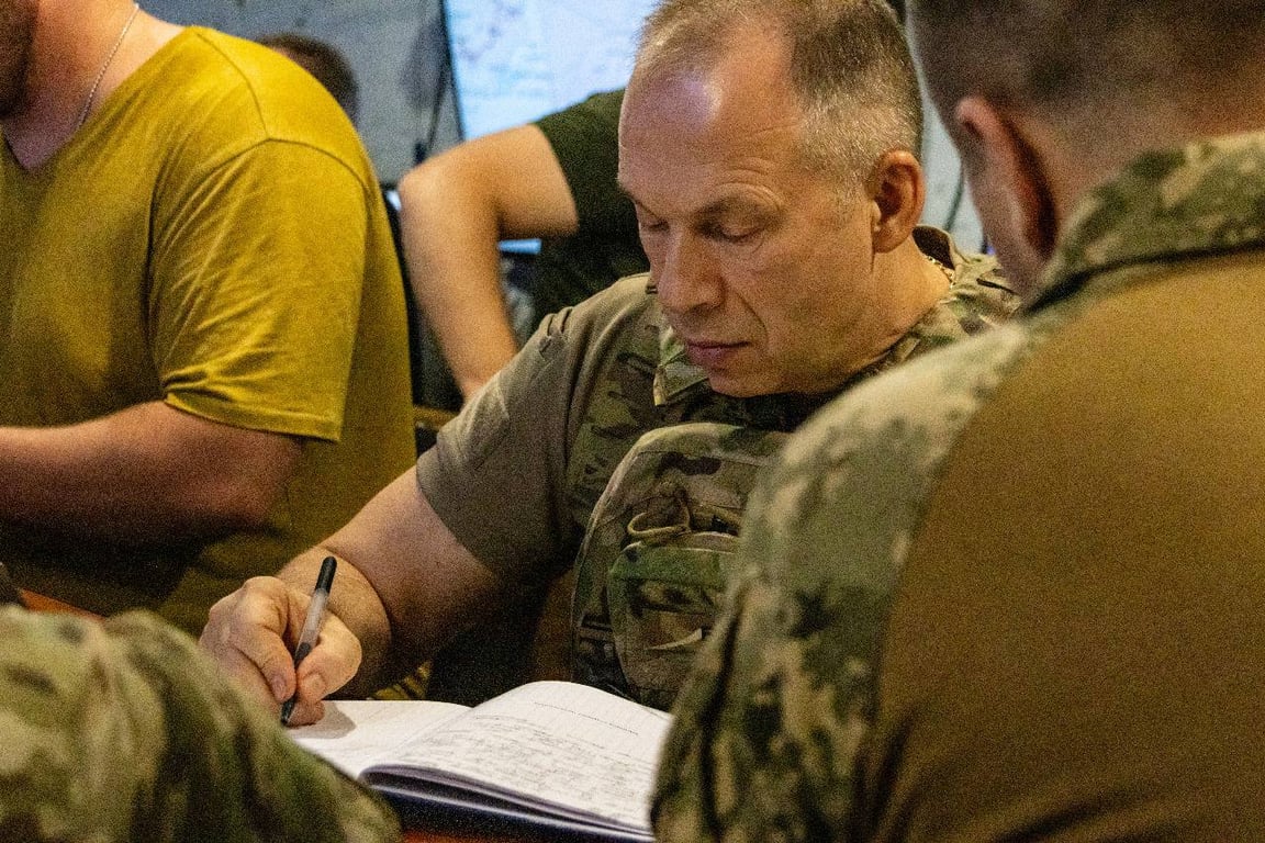 Олександр Сирський підписує