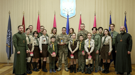 Воины ВСУ получили Вифлеемский огонь мира — фото - 290x160