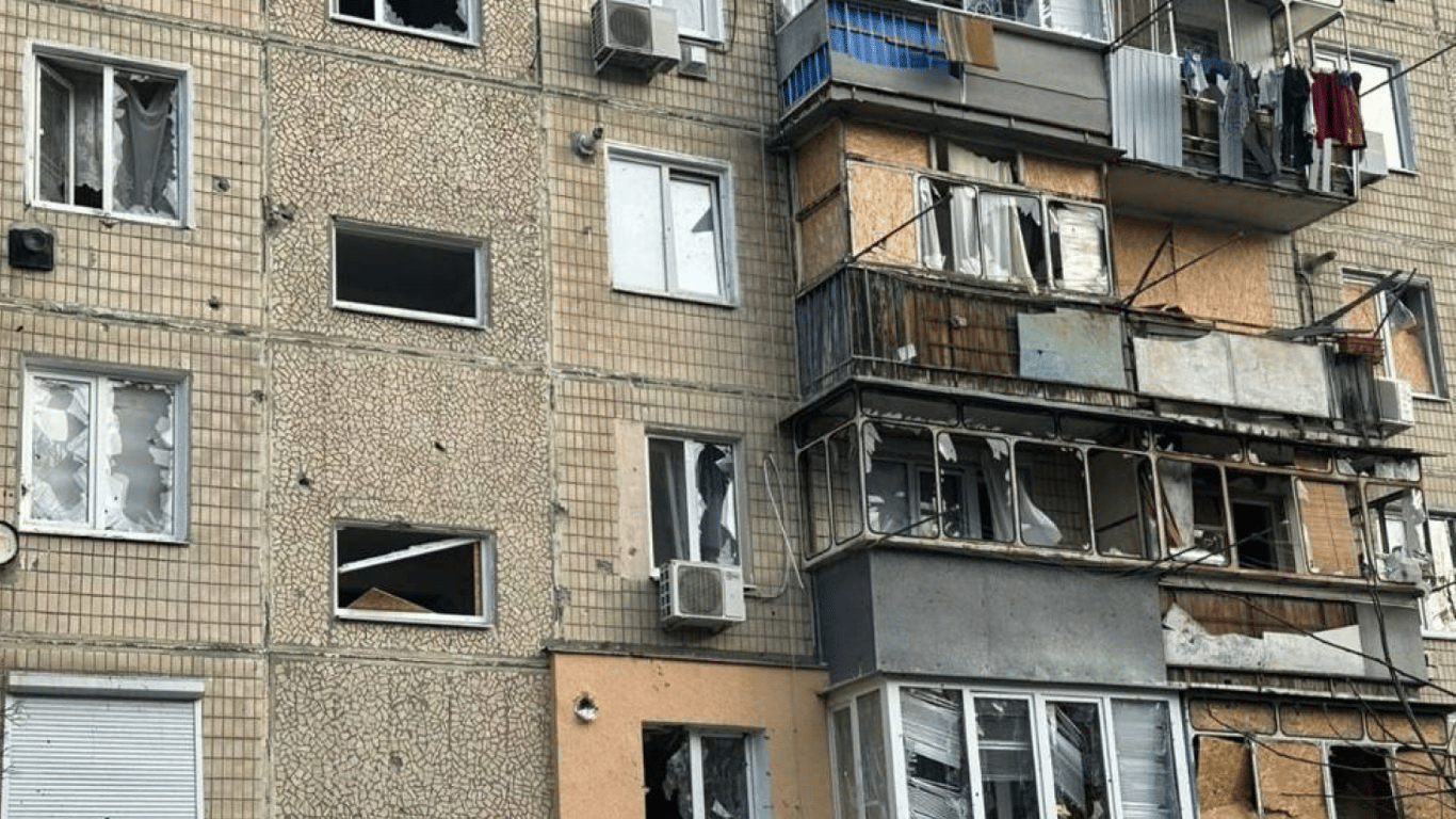 Окупанти обстріляли житлові сектори в Нікополі, є поранена