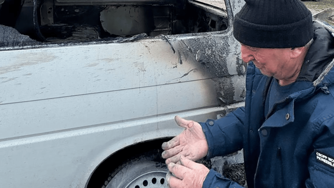 Новини.LIVE объявляют сбор средств для киевлянина, который спас припаркованные авто во время атаки