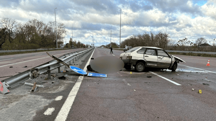 На Рівненщині водій наїхав на відбійник та загинув — фото - 285x160