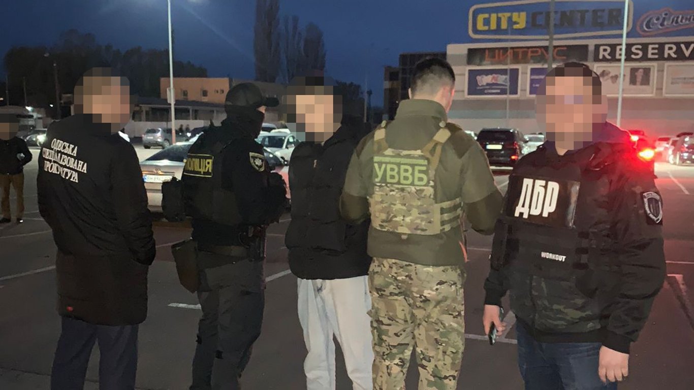 ДБР викрило правоохоронця на торгівлі зброєю криміналітету на Одеській області
