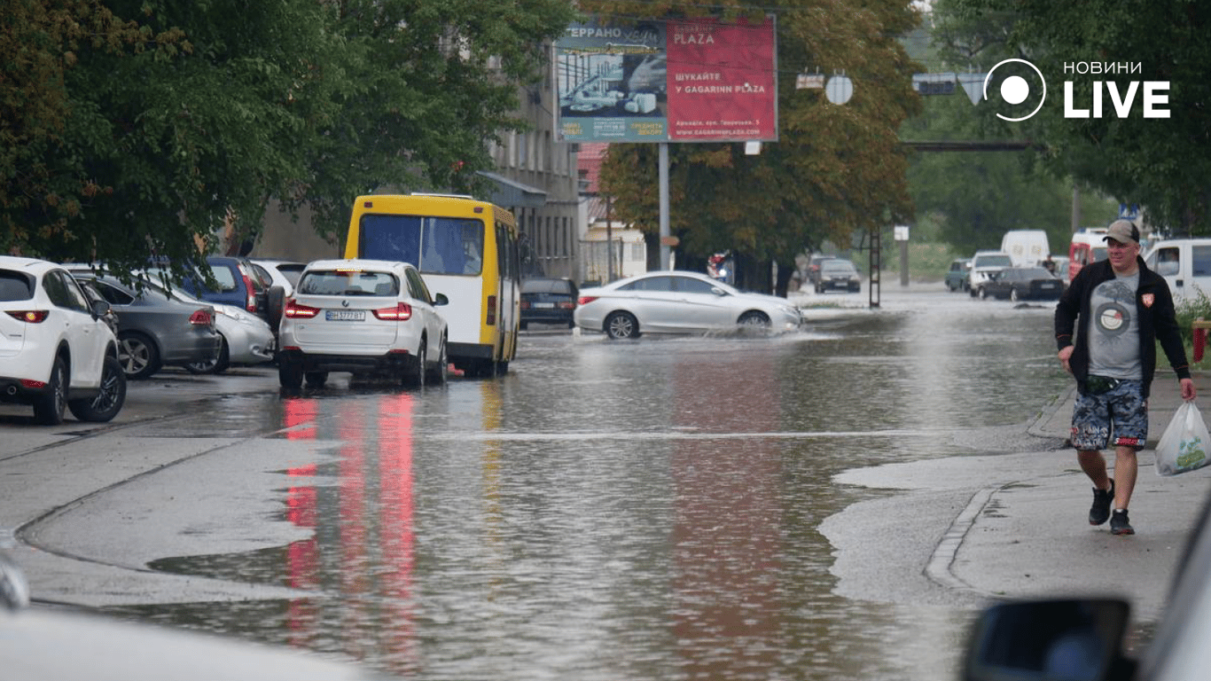 Затоплены после ливня улицы в Одессе. Фото: Новини.LIVE