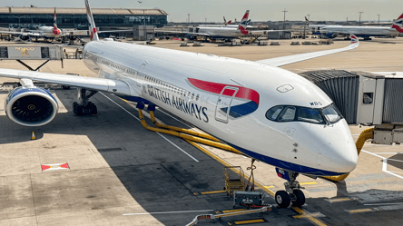Пассажирский самолет British Airways сел в Лондоне с оторванным колесом - 285x160