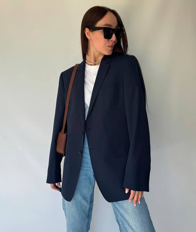 Темно-синий цвет в одежде подходит к любой ситуации