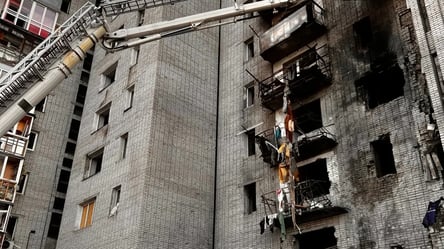 Добробат допомагає мешканцям Охтирки після удару дронами - 285x160