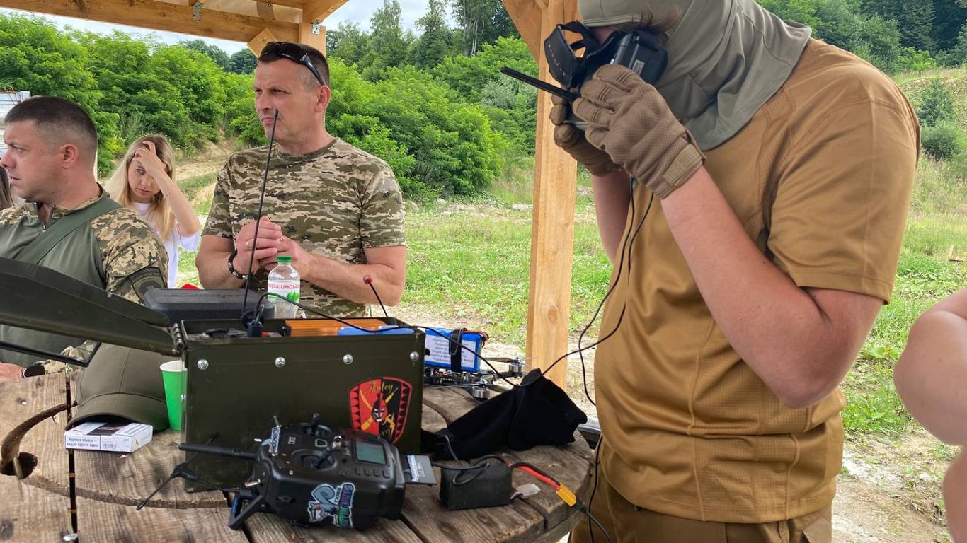 Як у Львові навчають збирати та керувати FPV-дронами сьогодні