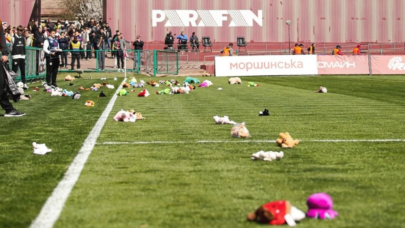 Кривбасс почтил память жертв ракетного удара перед матчем УПЛ