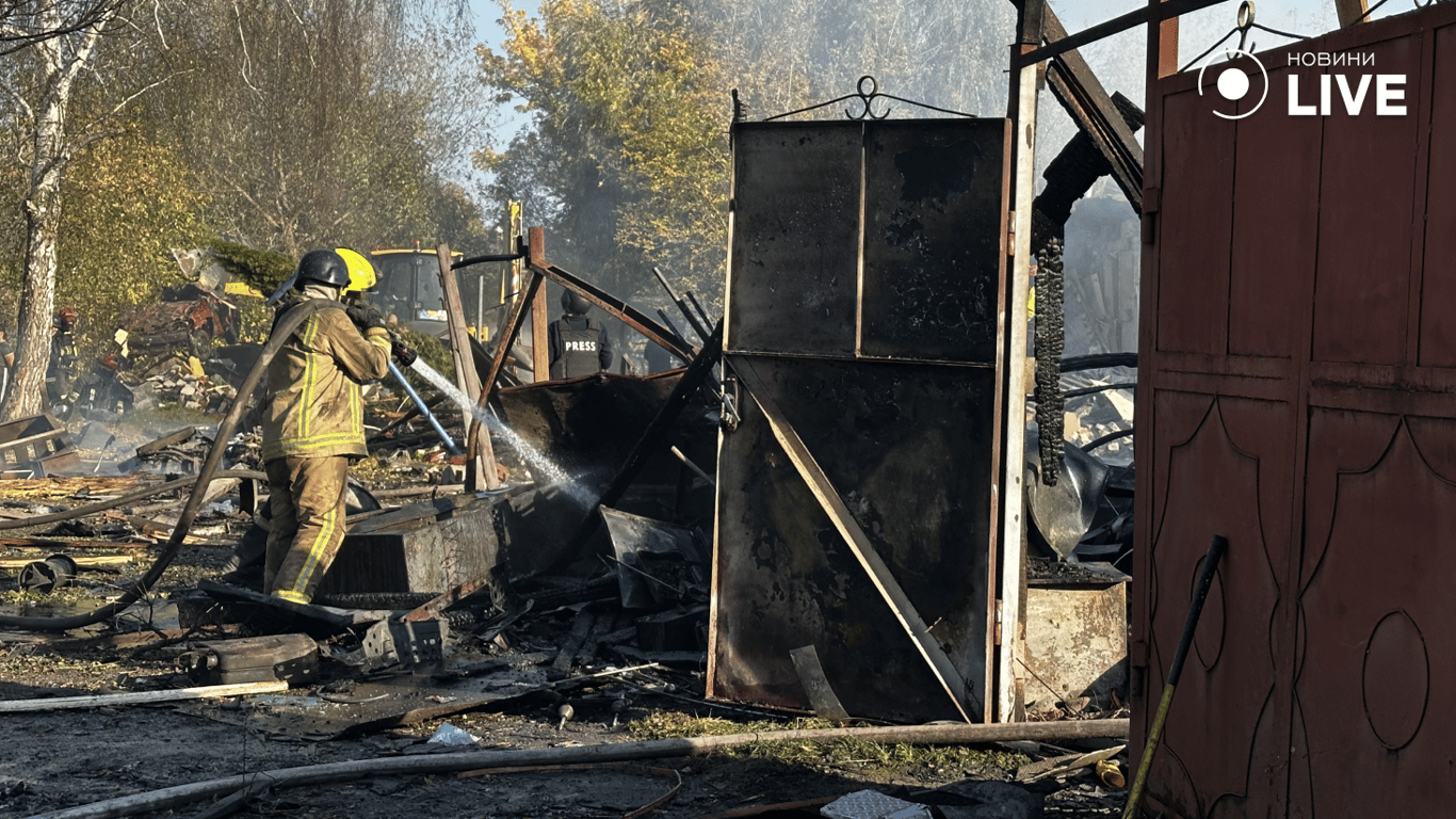 Рятувальник гасить пожежу серед уламків будівель після удару по Харкову