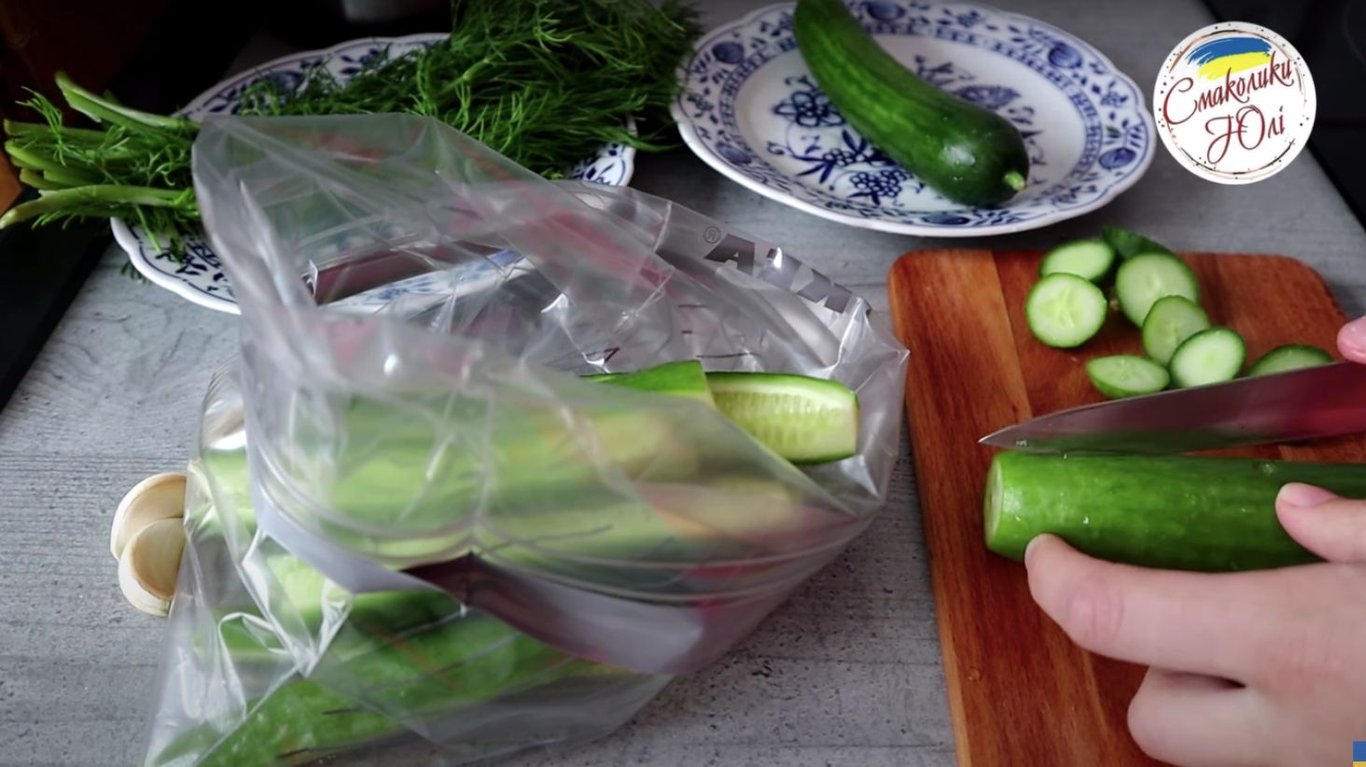 малосольні огірки в пакеті 