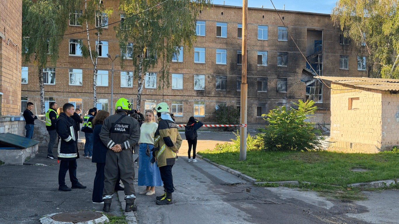 У Києві дрон влучив у школу: 104 дитини були в укритті