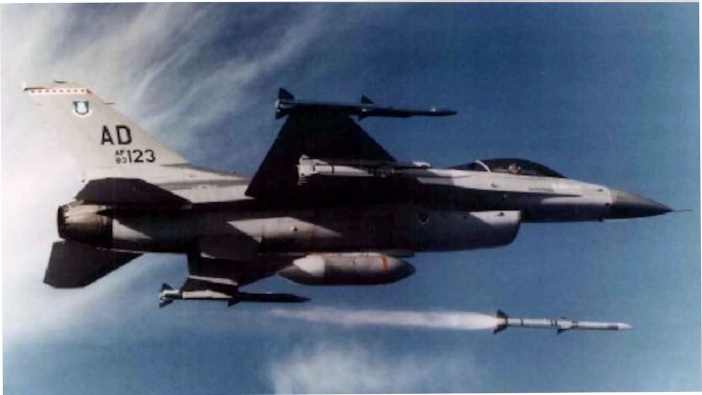 F-16 з AMRAAM можуть знищити усю російську авіацію, — полковник ЗСУ