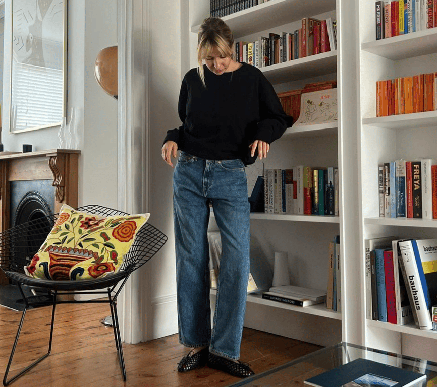 Джинсы с черным джемпером и балетками