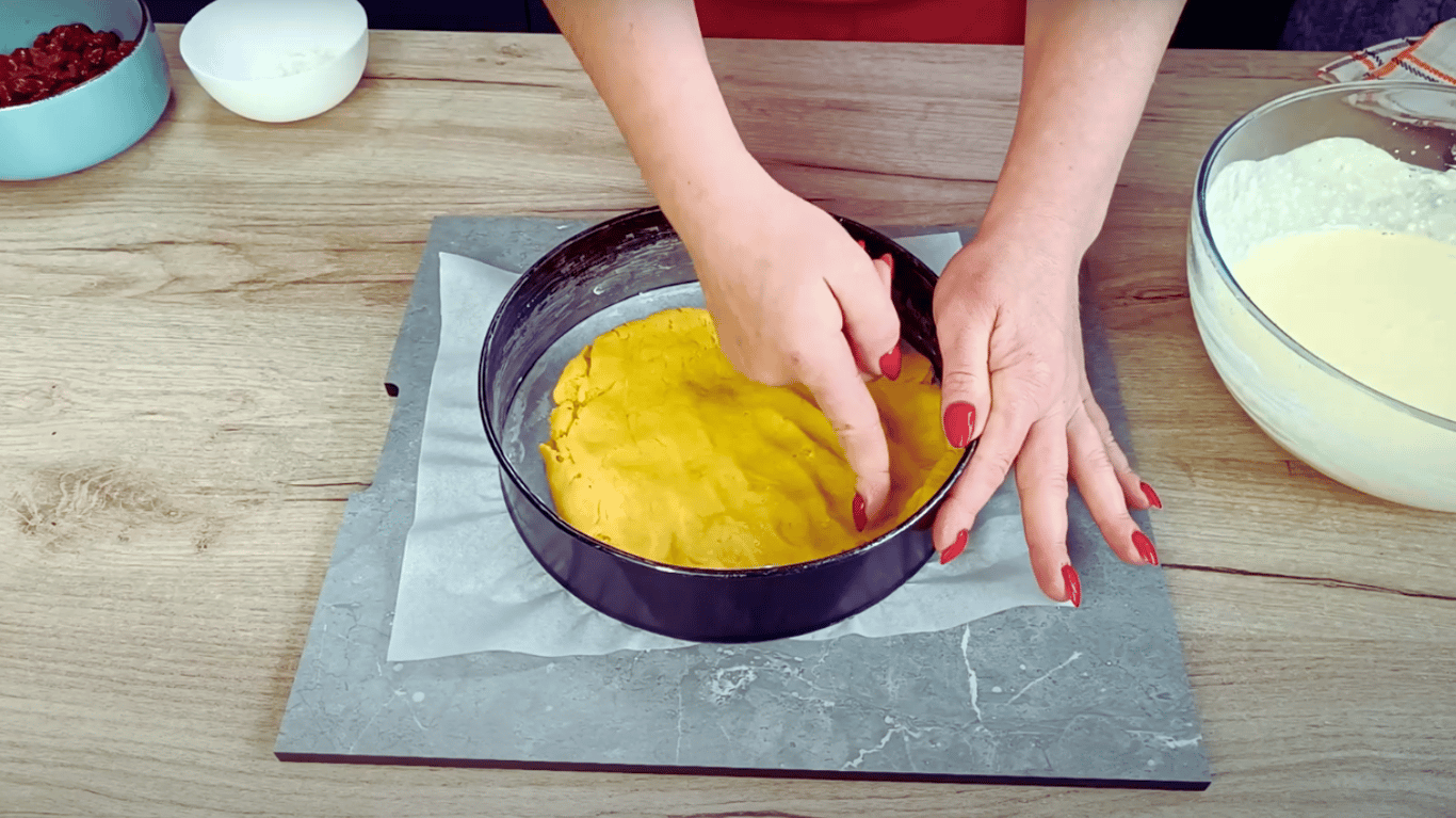 смачна запіканка з сиром та вишнями