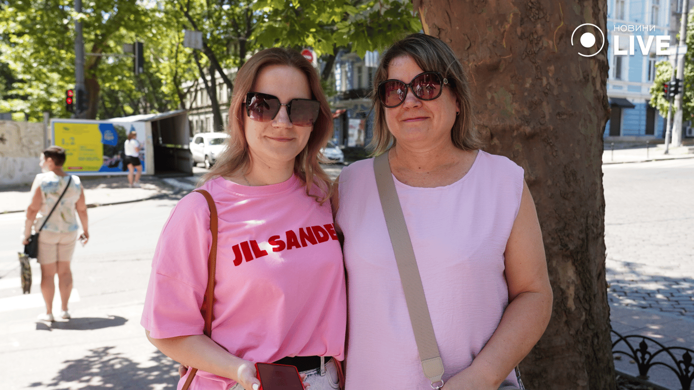 Елизавета с подругой желают созидать новый морвокзал. Фото: Новости.