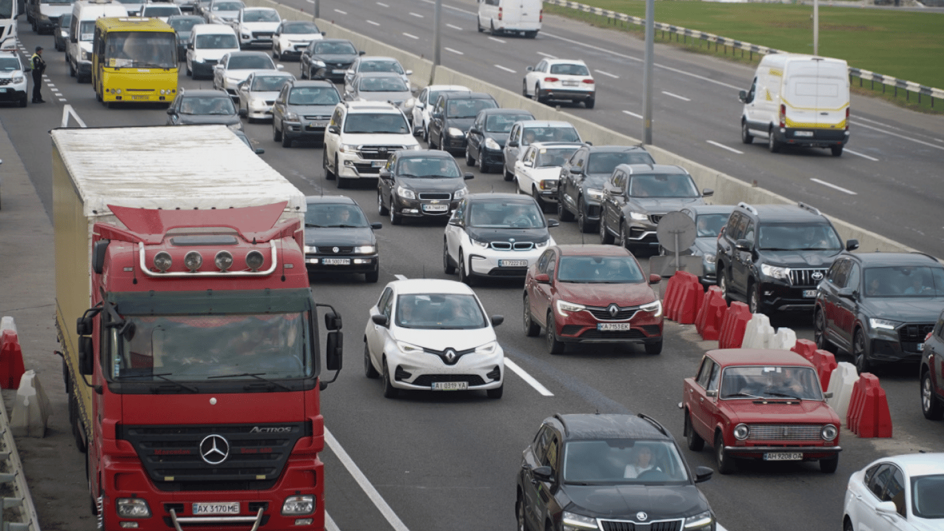 Близько години до лівого берега: кияни скаржаться на великі затори