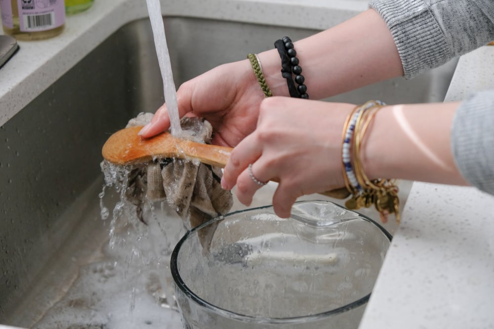 Мытье деревянной ложки