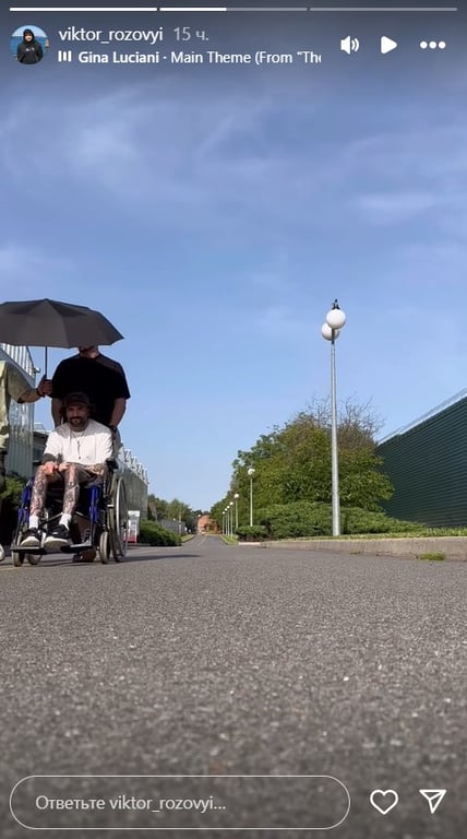 Пришли в гости к "Федорычу" - раненый Виктор Розовый показался в Межигорье - фото 2