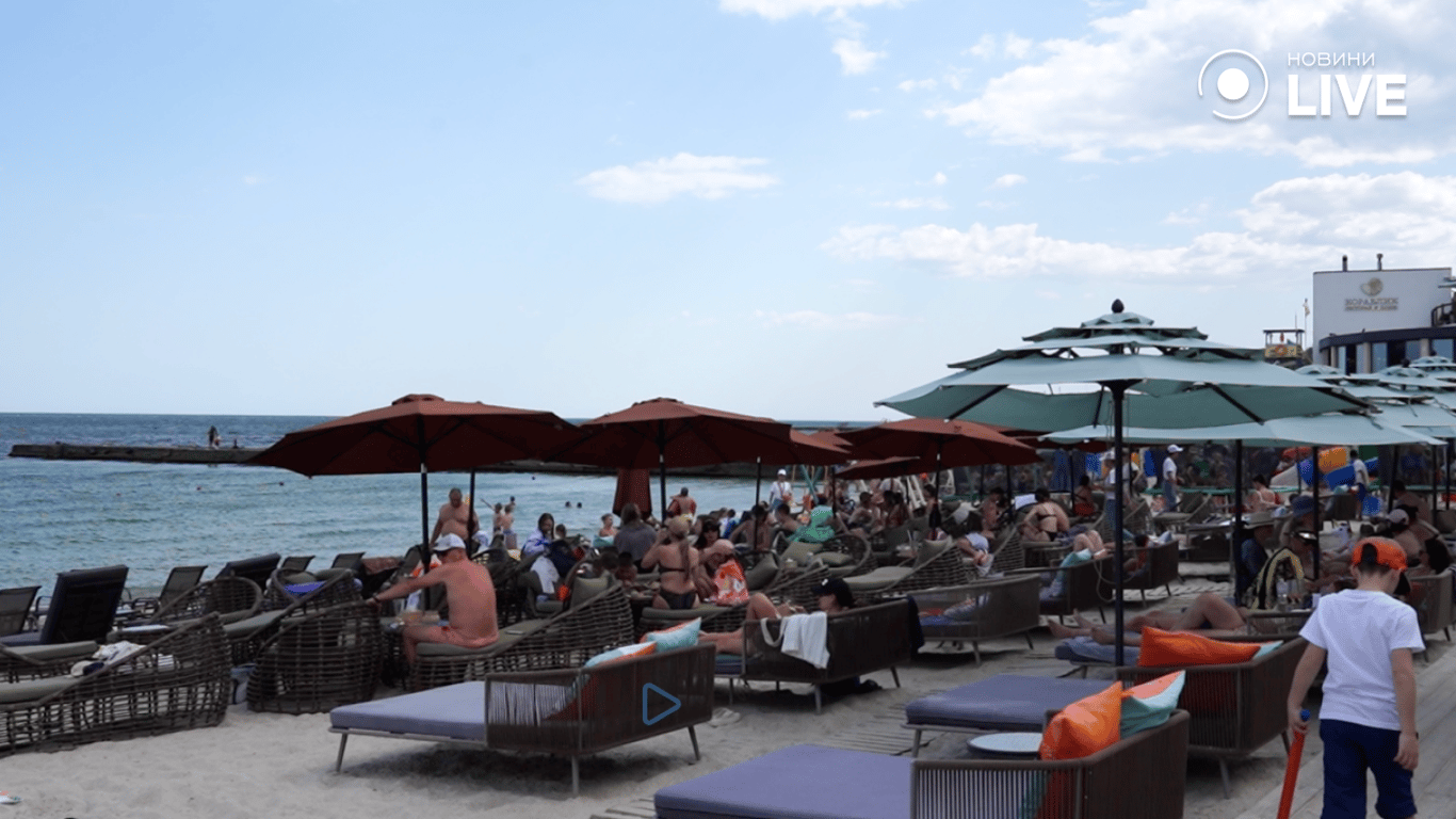 Люди на пляжі "Кораблик"